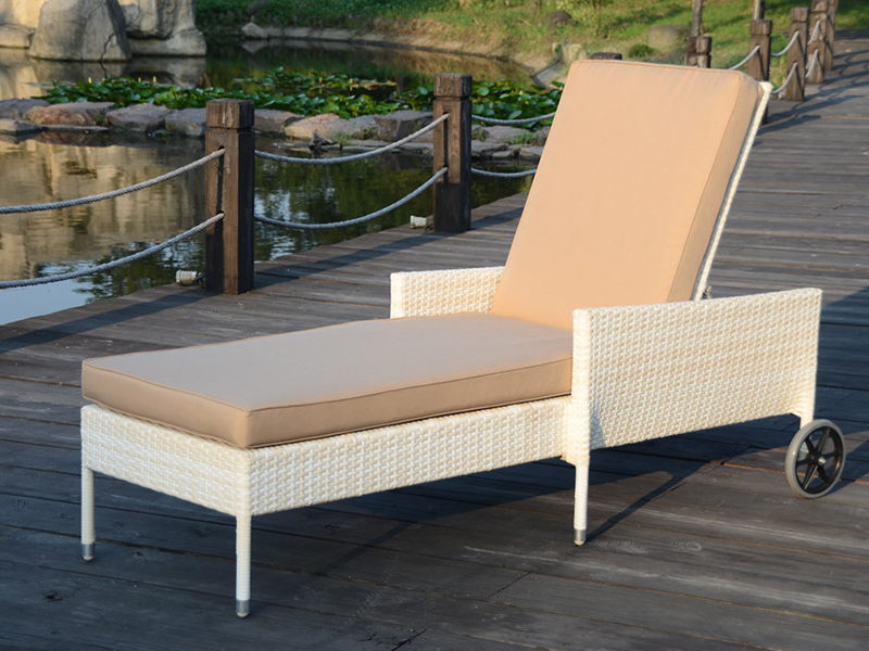 Lounge de vime ao ar livre com duas rodas, petisco de vime de vime de piscina, cadeira de vime de piscina YQ-RB-426